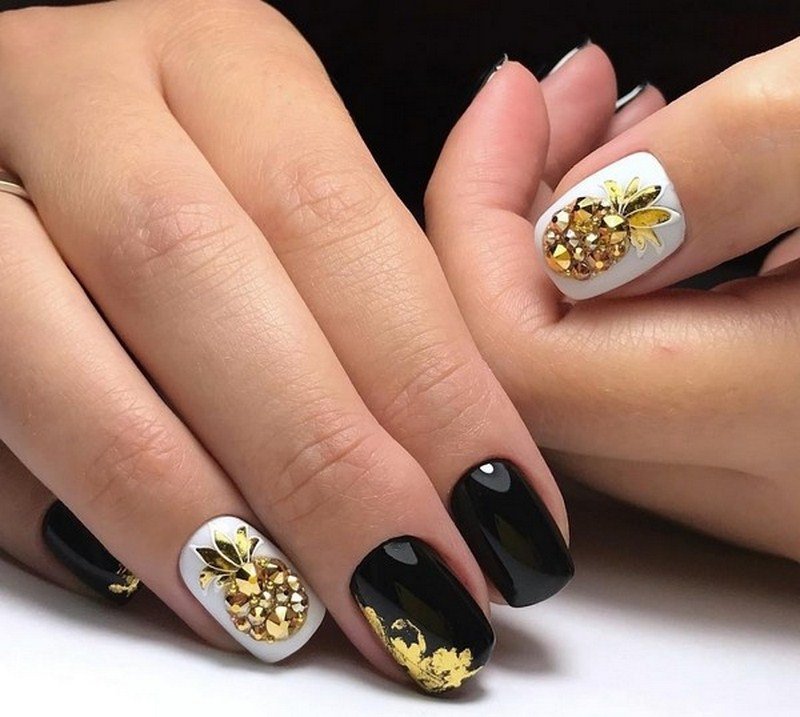 Шикарный золотой маникюр 2024-2025 года: модный дизайн с золотым декором ногтей